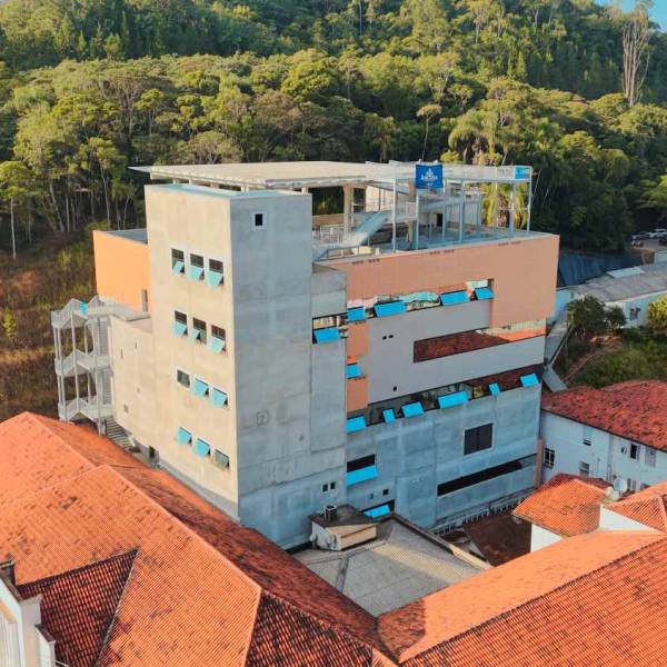 Com recursos do Governo do Estado, nova torre do Hospital Azambuja chega à 80% de execução em Brusque