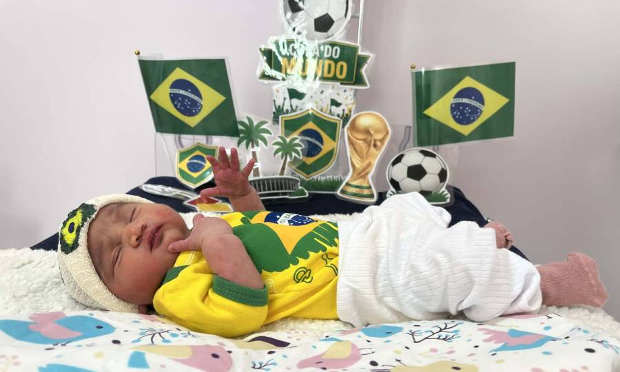 Hospital Regional Ruth Cardoso realiza sessão de fotos com bebês em alusão à Copa do Mundo