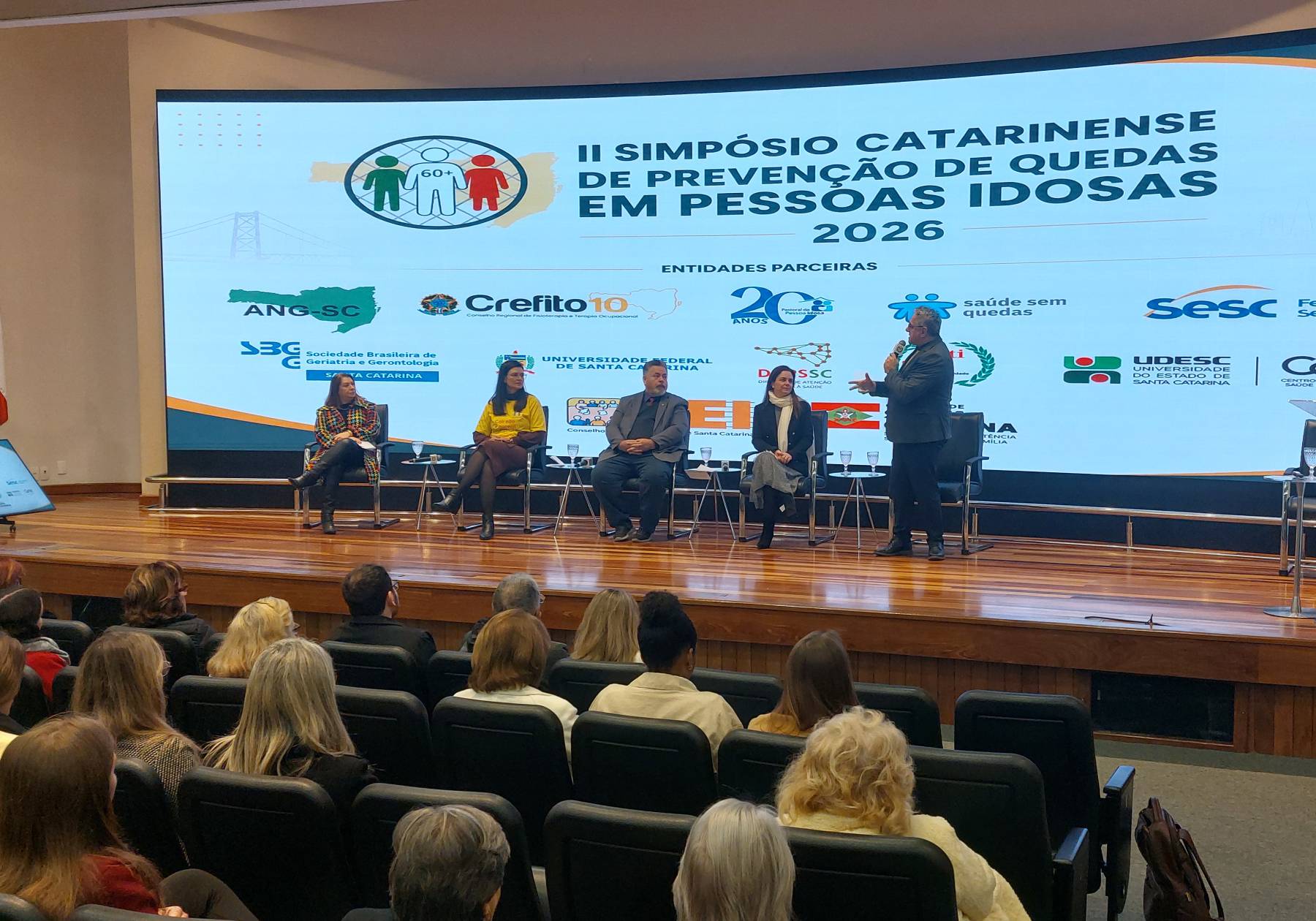 Saúde debate estratégias para prevenção de quedas em idosos durante simpósio na Alesc 